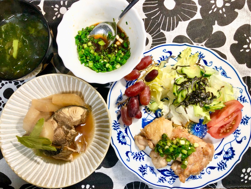 鶏唐揚げとブリ大根の夕食を撮った写真