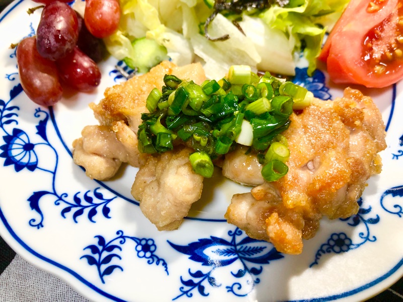 鶏唐揚げにネギ塩だれをかけて撮った写真