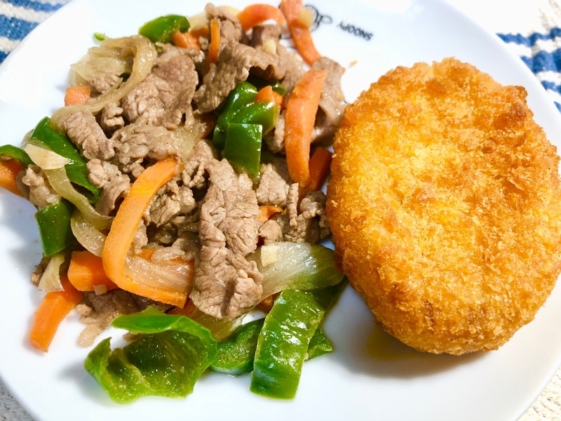牛肉のオイスターソース炒めと市販のコロッケを撮った写真