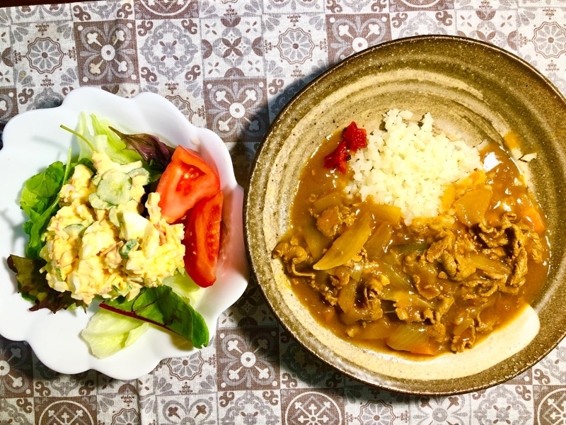 牛バラ肉カレーの夕食を撮った写真