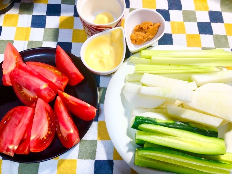 スティック野菜とトマトを撮った写真