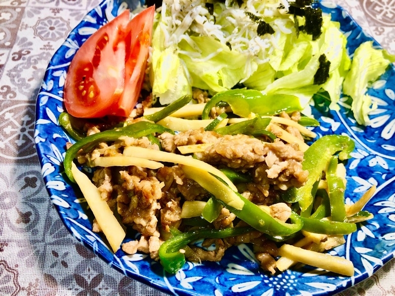 青椒肉絲を盛りつけて撮った写真