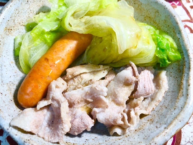 豚肉とレタスのしゃぶしゃぶ風鍋をよそって撮った写真