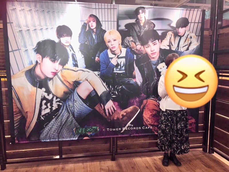 カフェの大きなポスター前で撮った写真