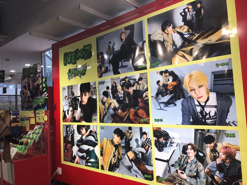 店内のNEXZポスターを撮った写真