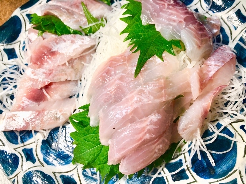 サヨリ（左）とメバル（右）の刺身を撮った写真