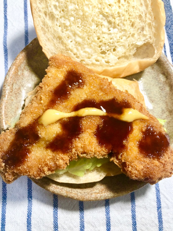 低糖質もち麦パンのトンカツサンドを撮った写真