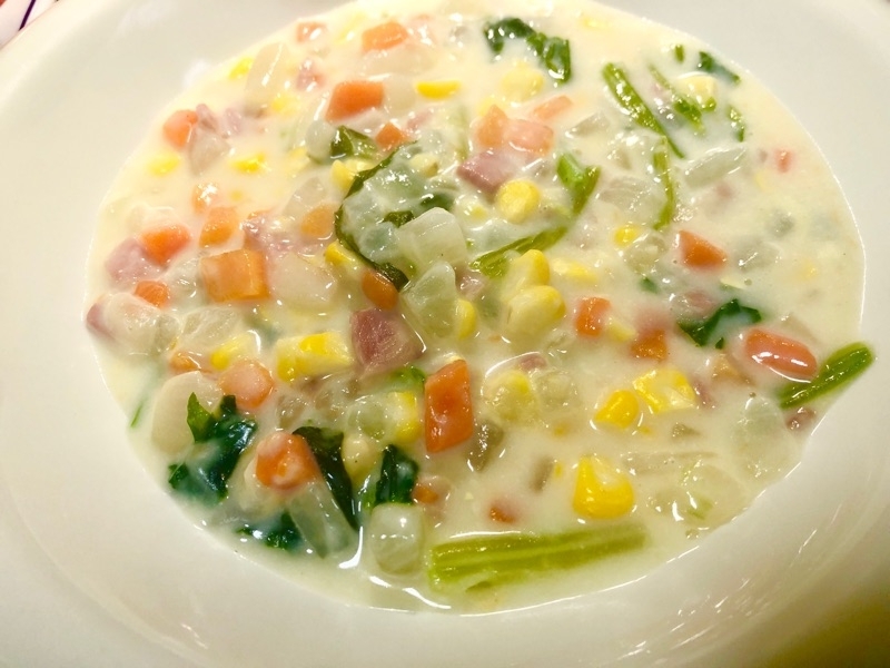 野菜いっぱいクリームスープをよそって撮った写真