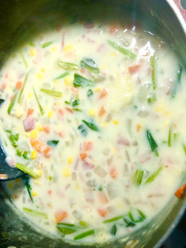 野菜いっぱいのクリームスープを撮った写真