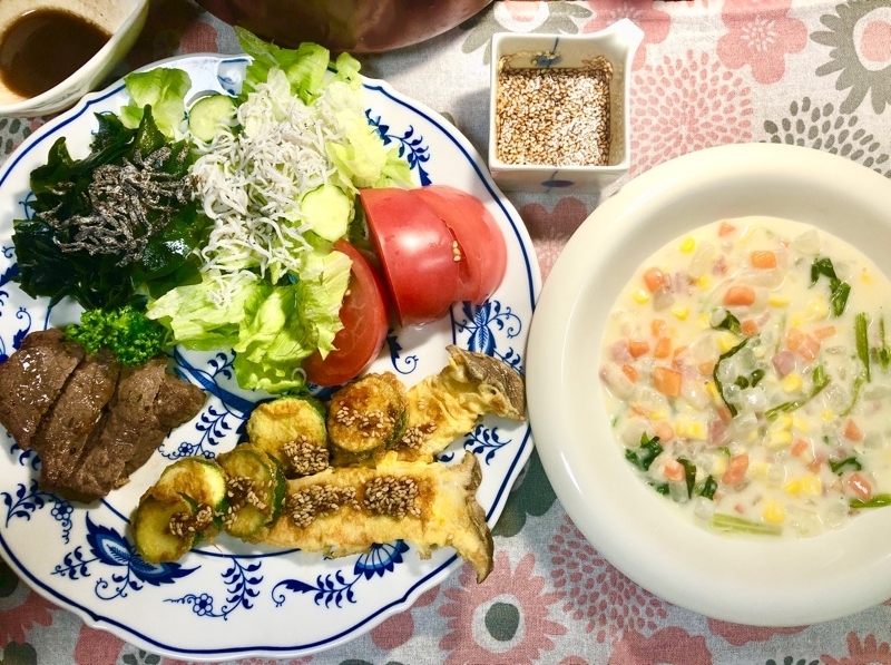 野菜いっぱいクリームスープとジョンの夕食を撮った写真