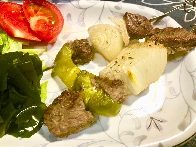 角切り牛の串焼きを取り分けて撮った写真