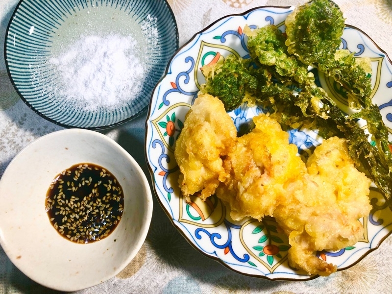 岩塩とニンニク酢醤油を添えて撮った写真