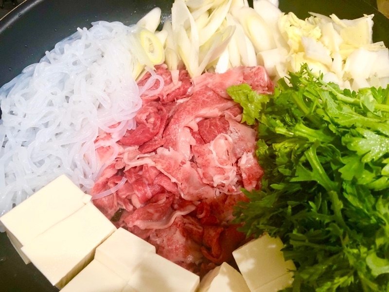 フライパンにすき焼きの具材をのせて撮った写真