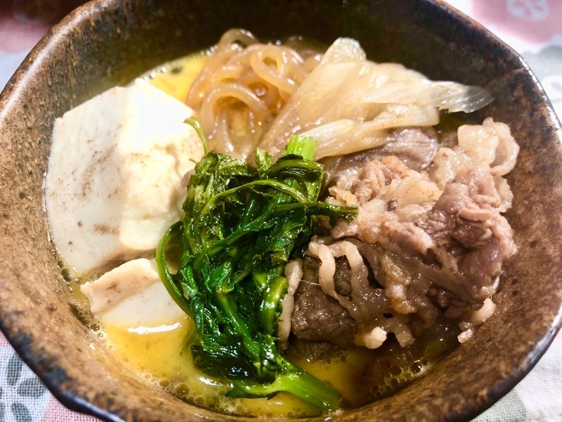 すき焼きを溶き卵につけて撮った写真