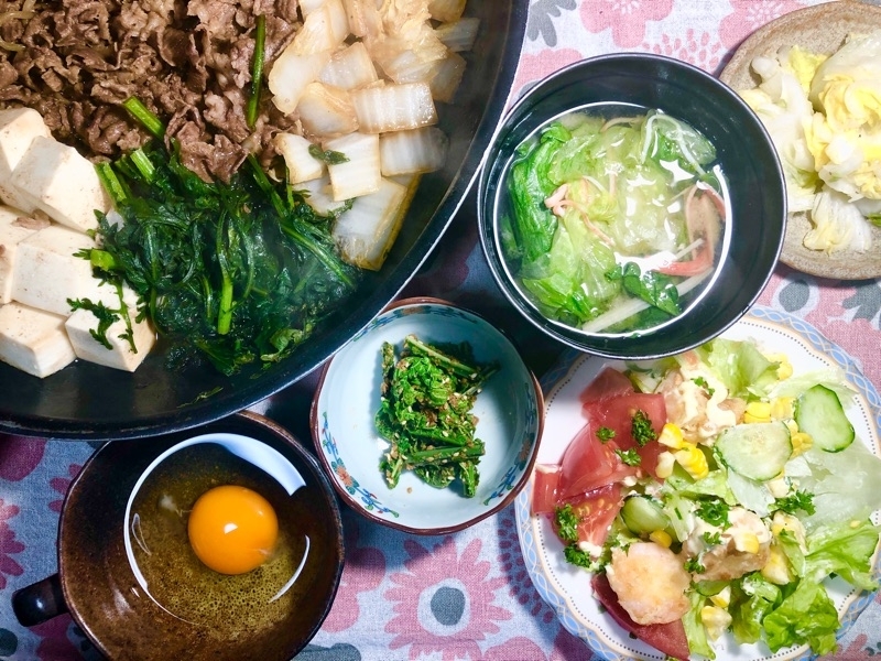 フライパンすき焼きとこごみのゴマ和えの夕食を撮った写真