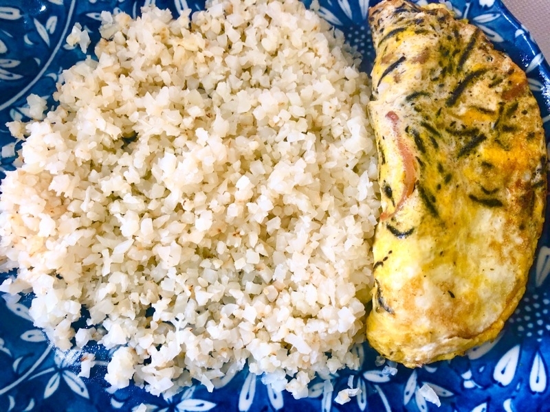 カリフラに卵焼きをのせて撮った写真