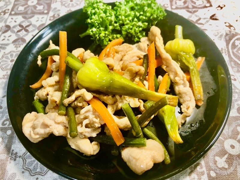 ニンニクのつぼみの肉炒めを取り分けて撮った写真