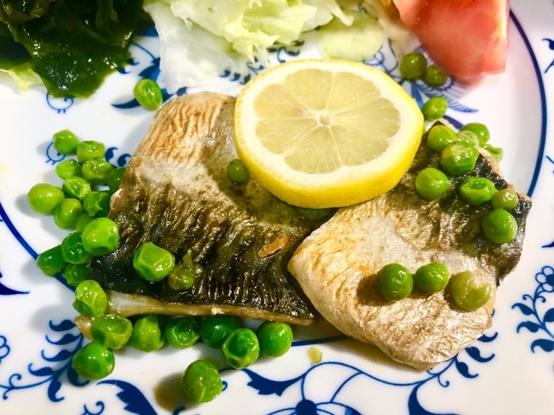 塩サバのバター焼きを盛りつけて撮った写真
