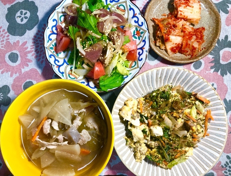 マグロのロミロミと豆腐炒めと豚汁の夕食を撮った写真