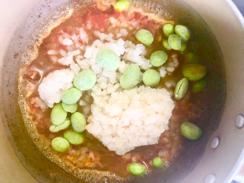 ユッケジャンにカリフラと枝豆を入れて撮った写真