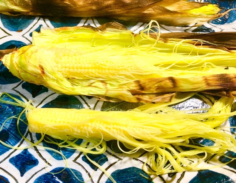焼きベビーコーンの皮を剥いて撮った写真