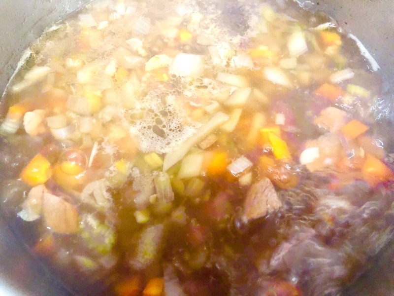 煮込み中のカレーを撮った写真