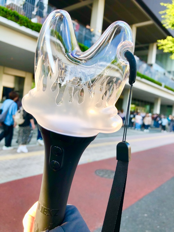 カルッツかわさきの前で応援棒を撮った写真