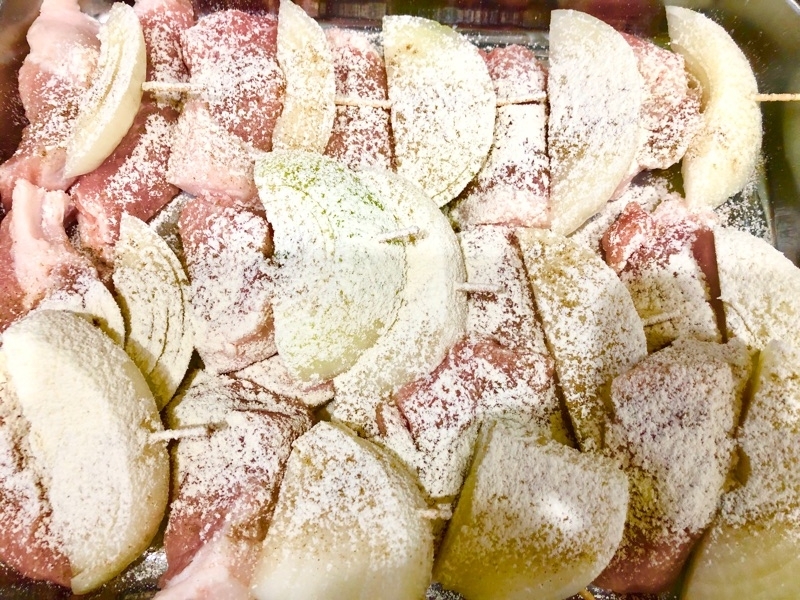 楊枝カツに小麦粉をふりかけて撮った写真
