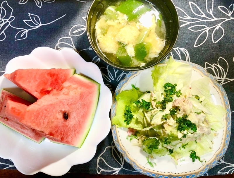 味噌汁とサラダとスイカを撮った写真