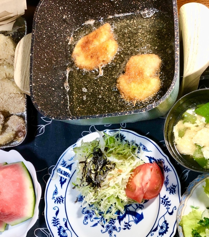 卓上でミニ楊枝カツを揚げるところを撮った写真