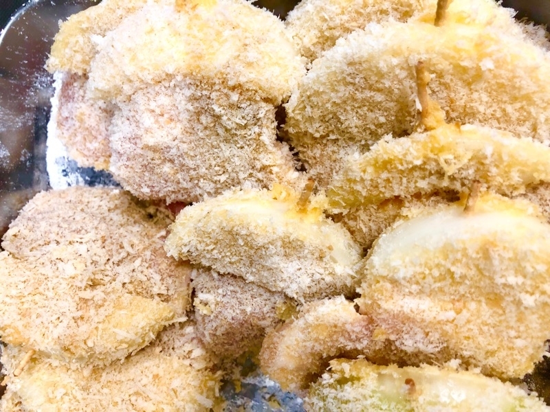 楊枝カツに衣をつけて撮った写真