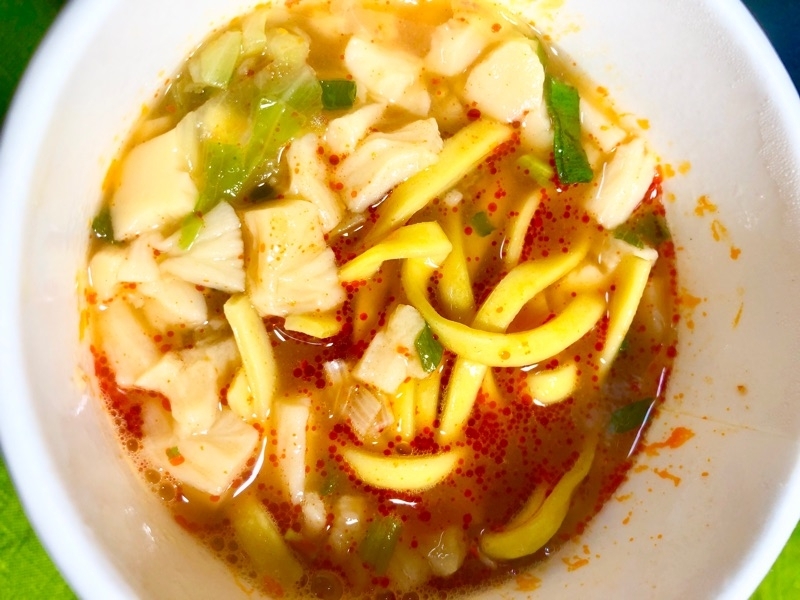 蒙古タンメン中本の豆腐スープに低糖質麺を入れて撮った写真