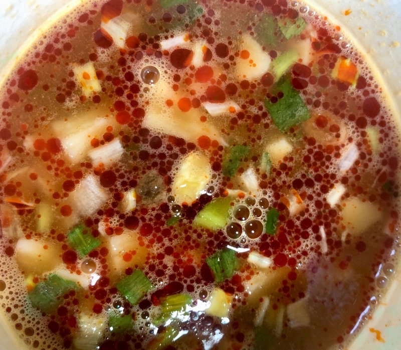 蒙古タンメン中本の豆腐スープにお湯を入れて撮った写真