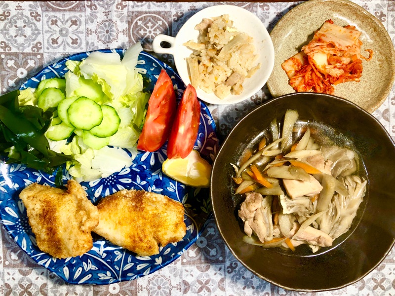 白身魚のカレー唐揚げと煮物の夕食を撮った写真