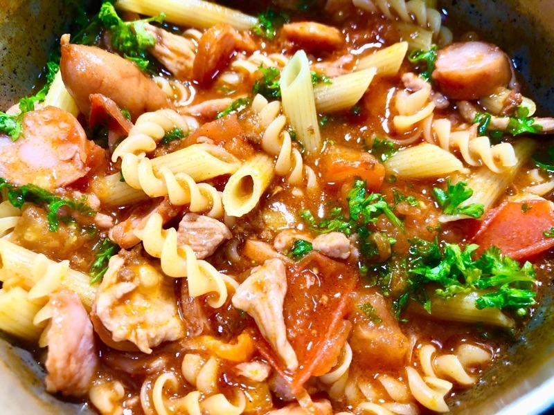 ミートソースと生トマトのパスタを撮った写真