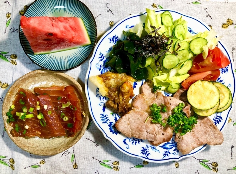 スイカとマグロのショウガ漬けの夕食を撮った写真