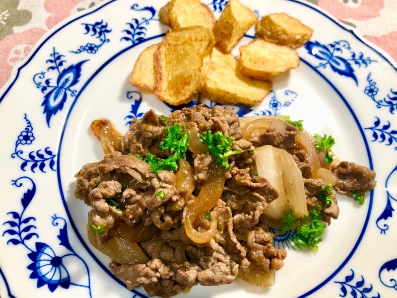 牛肉の赤ワイン炒め煮と揚げポテトを撮った写真