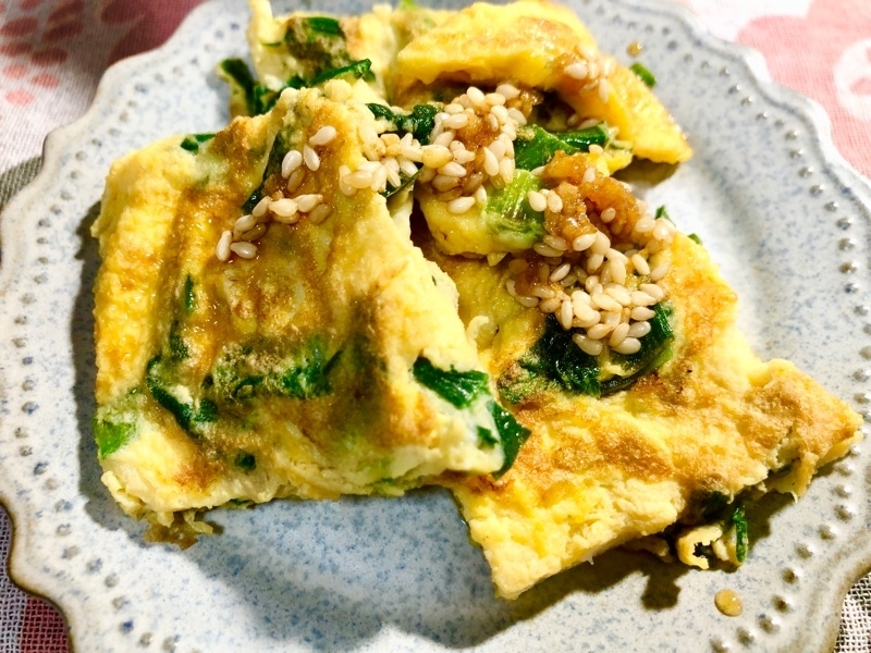 ニラ入りの薄焼き卵を取り分けて撮った写真