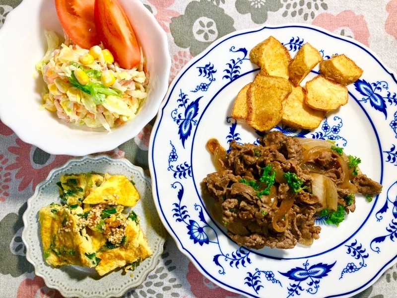 牛肉の赤ワイン炒め煮に揚げポテトの夕食を撮った写真
