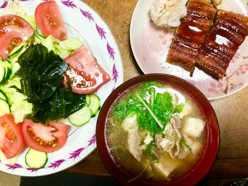 豚肉の味噌汁とウナギのかば焼きの夕食を撮った写真