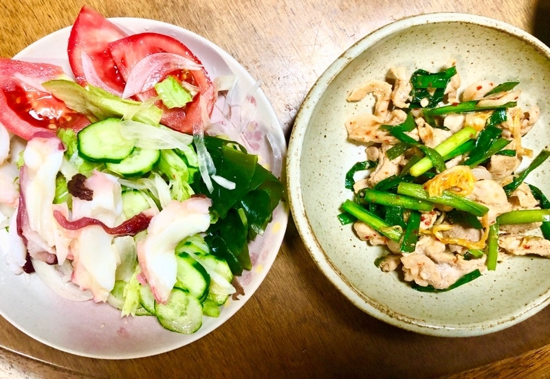 タコポン酢と豚キムチの夕食を撮った写真