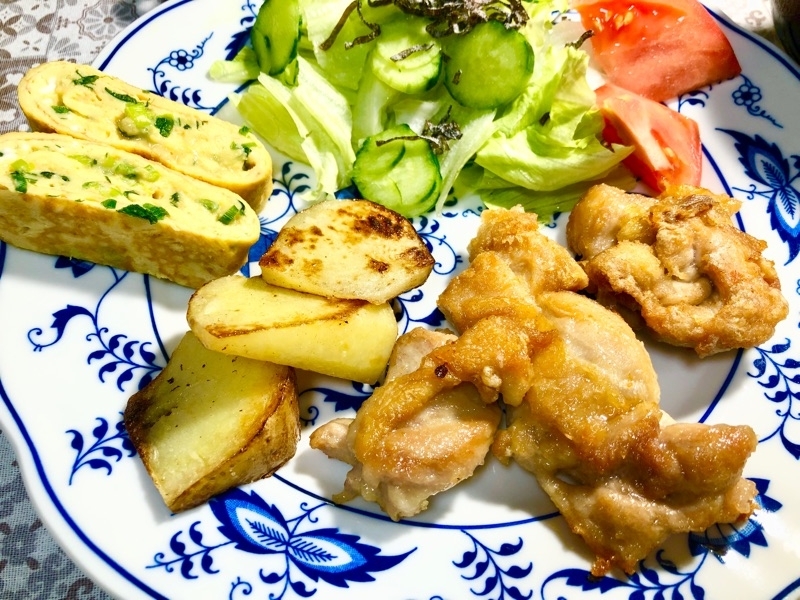 鶏の揚げ焼きと新ジャガの揚げ焼きを撮った写真