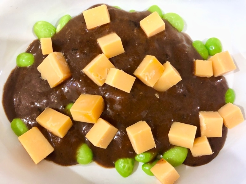 カレーとチェダーチーズと枝豆を撮った写真
