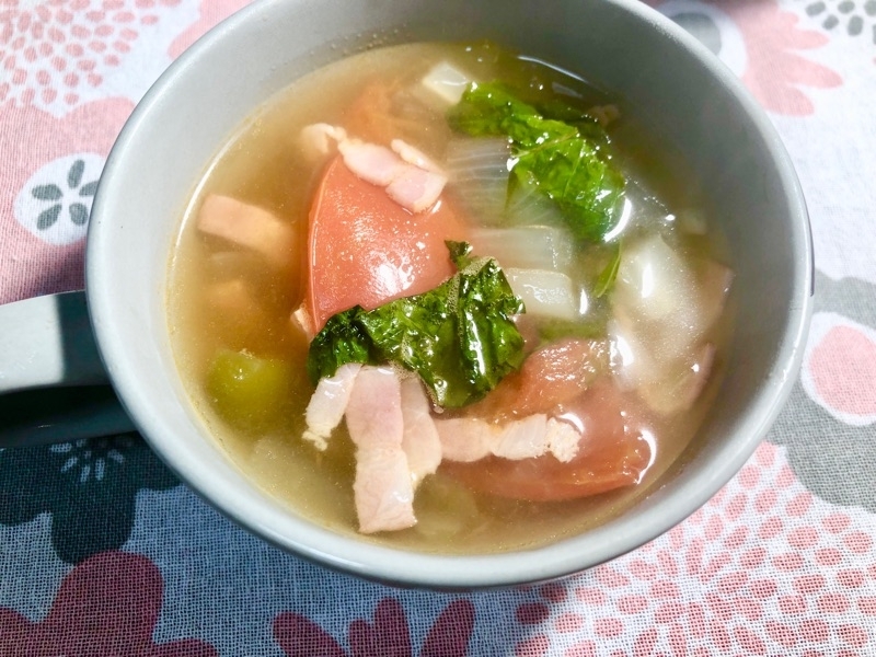 トマトとバジルのスープを撮った写真
