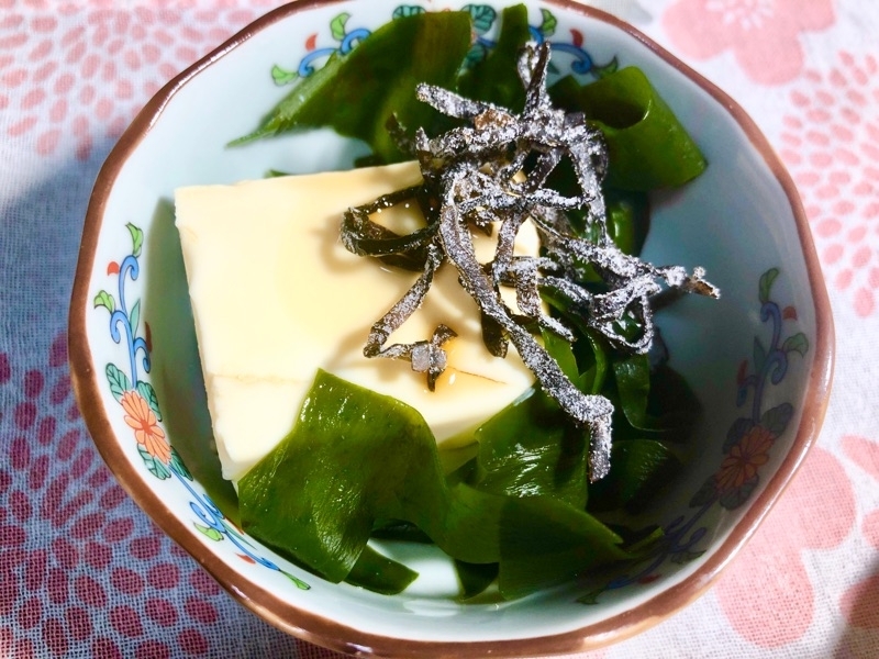 ワカメと豆腐のポン酢がけを撮った写真
