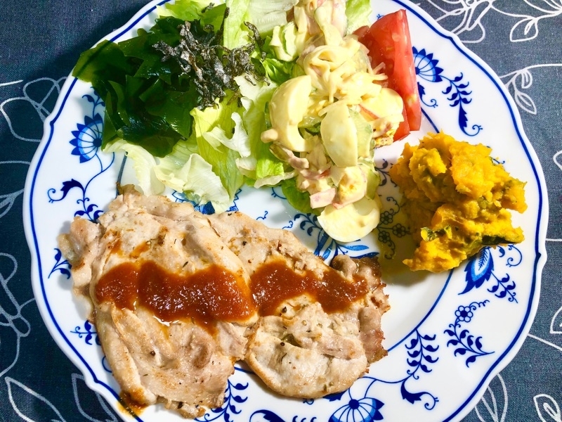 定番メニューの夕食を撮った写真