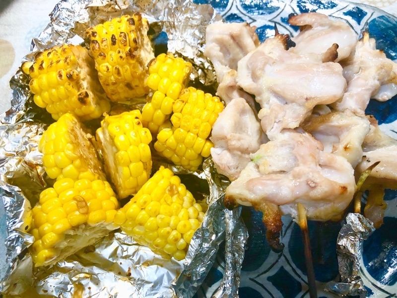 焼きトウモロコシとヤゲン軟骨串を撮った写真