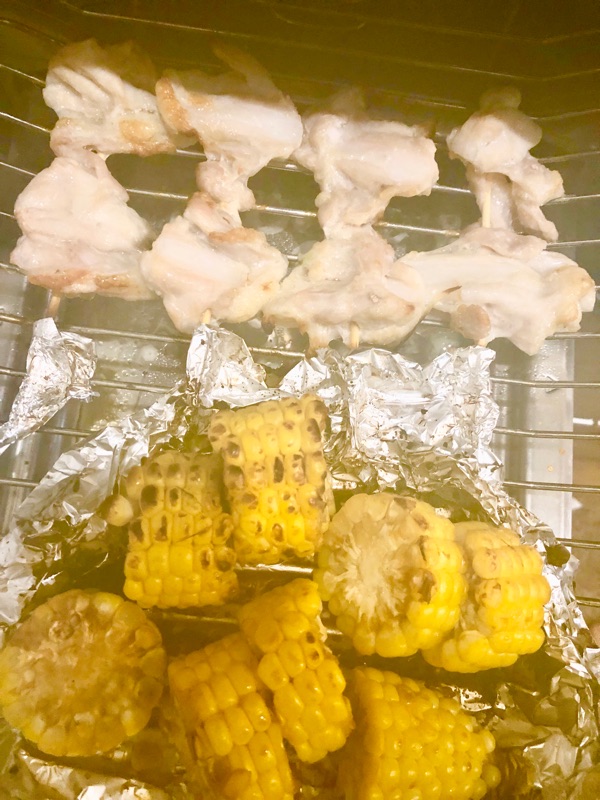 焼きトウモロコシとヤゲン軟骨串を焼いているところを撮った写真