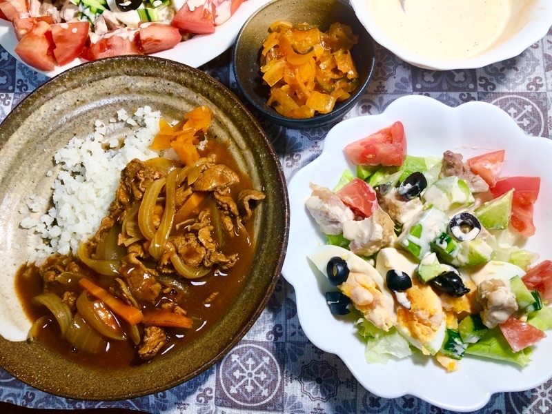 ハッシュドビーフとコブサラダの夕食を撮った写真