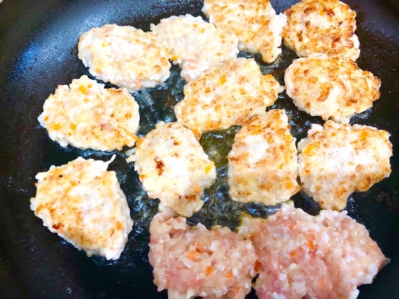 鶏つくねを焼くところを撮った写真